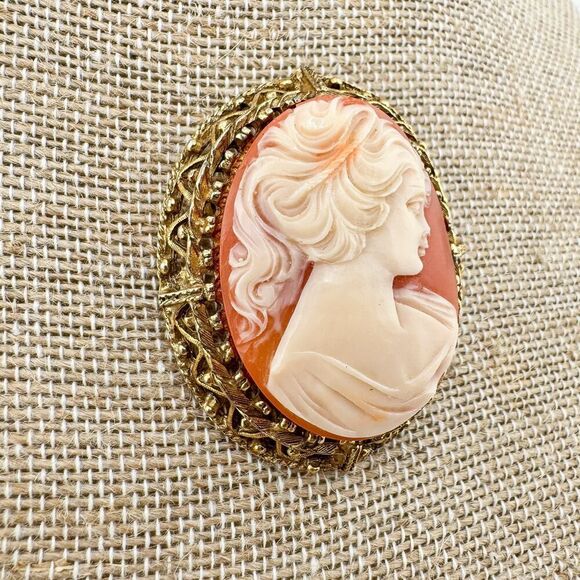 Vintage Cameo Brooch Victorian Elegance Timeless Large Chunky Goth Retro - Picture 9 of 12